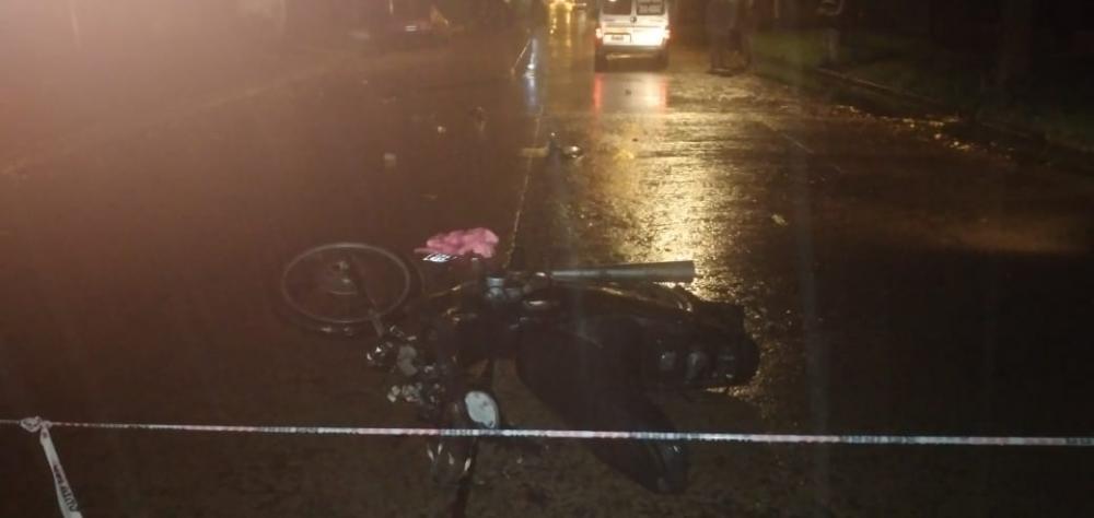 Chocaron una camioneta y una moto bajo la lluvia
