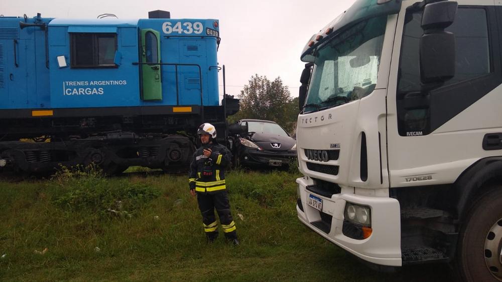 Un tren de carga atropelló a un auto en Alberti