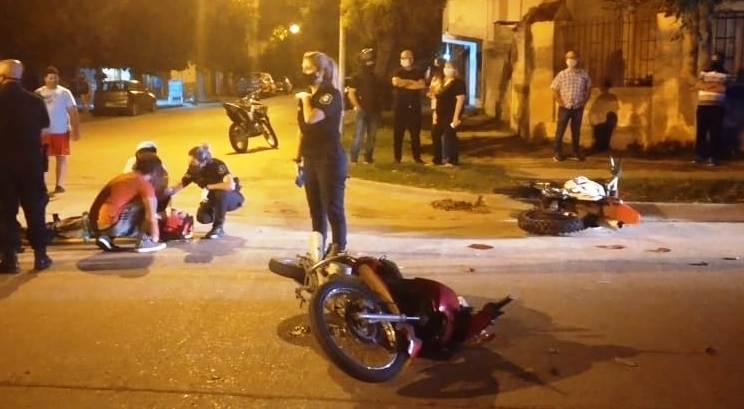 Impactante choque entre dos motos en Santa Rosa y General Paz