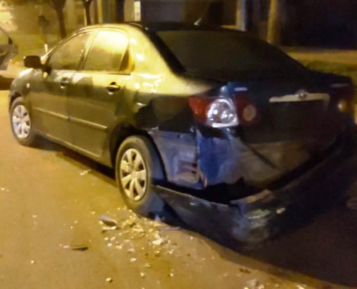 Chocó un auto estacionado y luego arremetió contra la policía