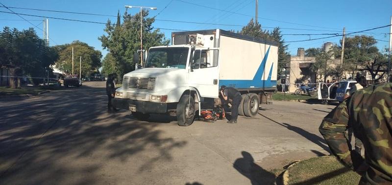 Murieron dos motociclistas que chocaron contra un camión