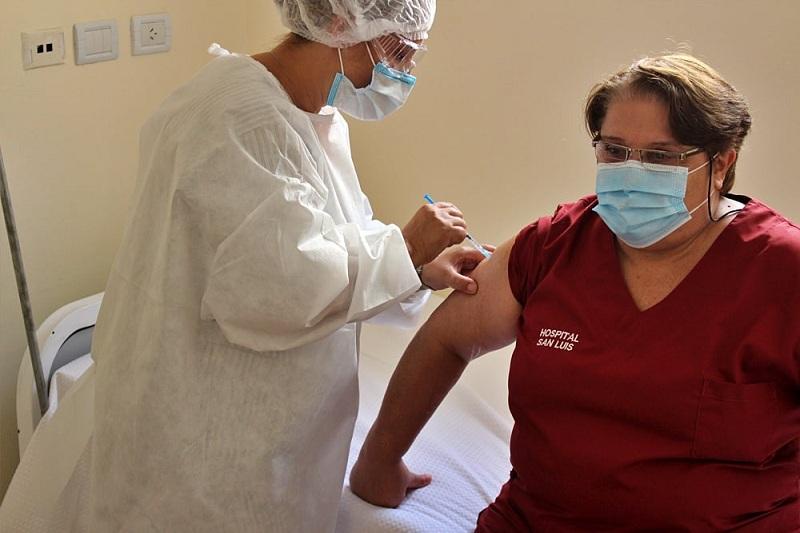 Satisfacción por la vacunación del personal sanitario local