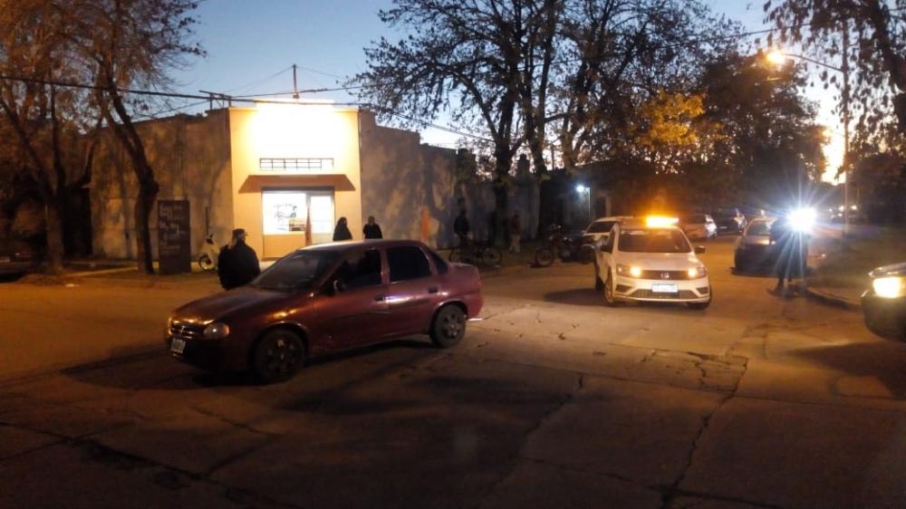Choque entre una moto y un auto en Alem y Nuñez