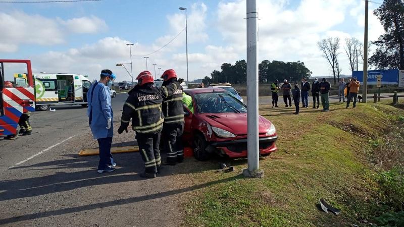Auto chocó con un camión en la entrada a Bragado