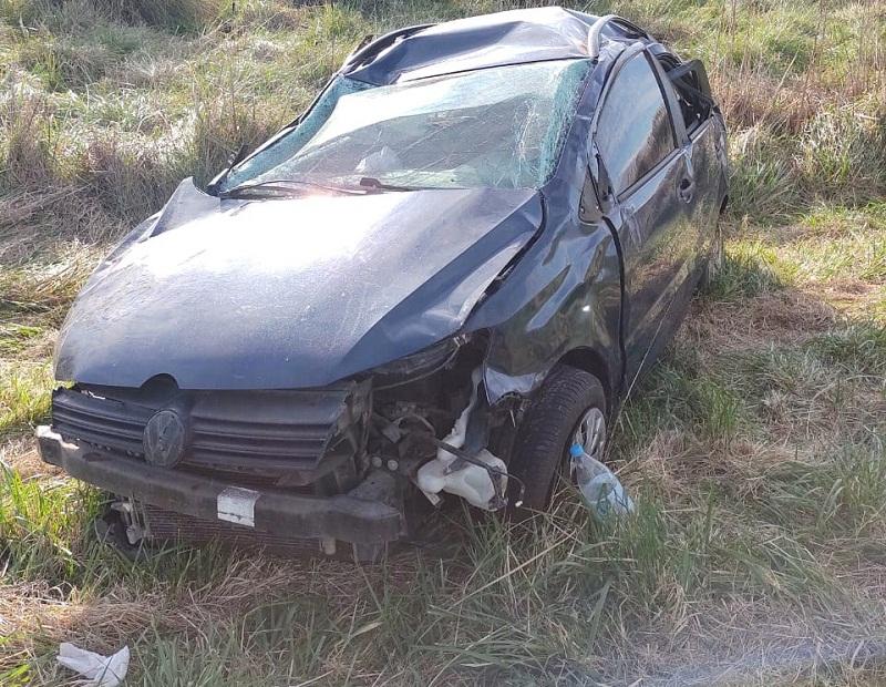 Despiste y vuelco de un auto con la ruta 5 