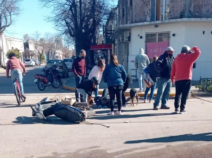 Choque entre una moto-mandados y un auto en pleno centro