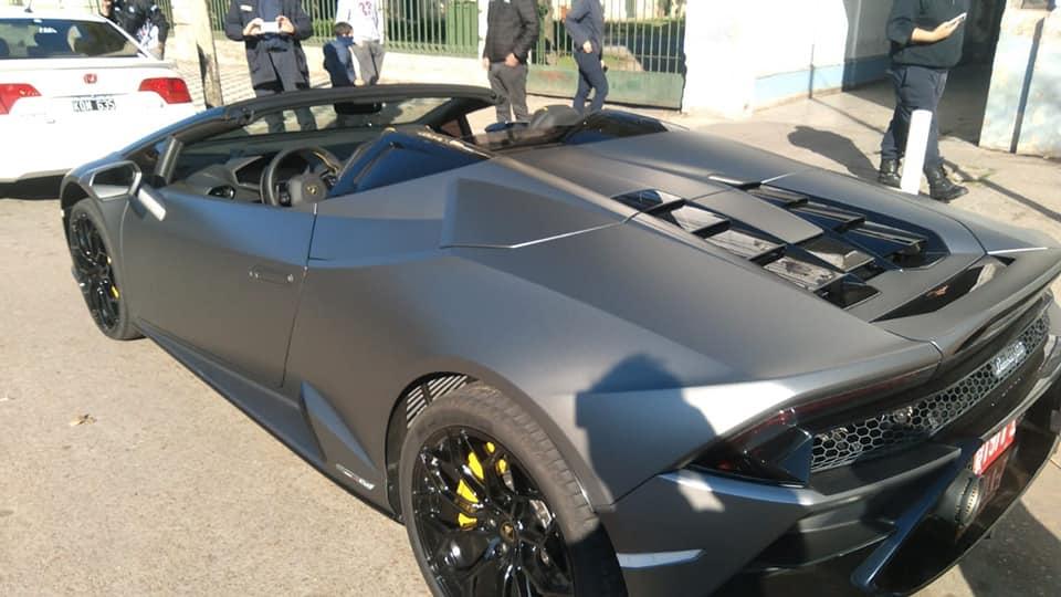 Un empresario forastero se paseó en un Lamborghini exclusivo y causó revuelo en la ciudad