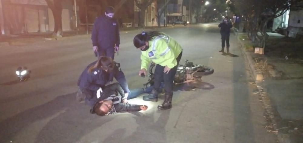 Motociclista perdió el control e impactó con un auto estacionado