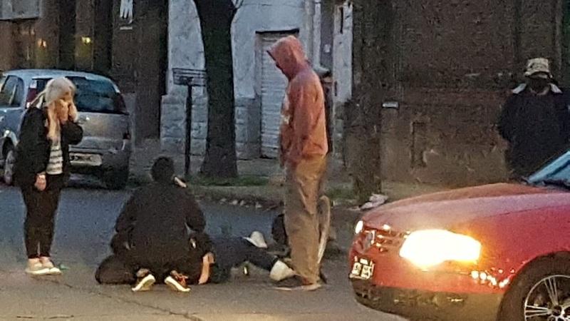 Joven ciclista con lesiones tras el choque contra un auto