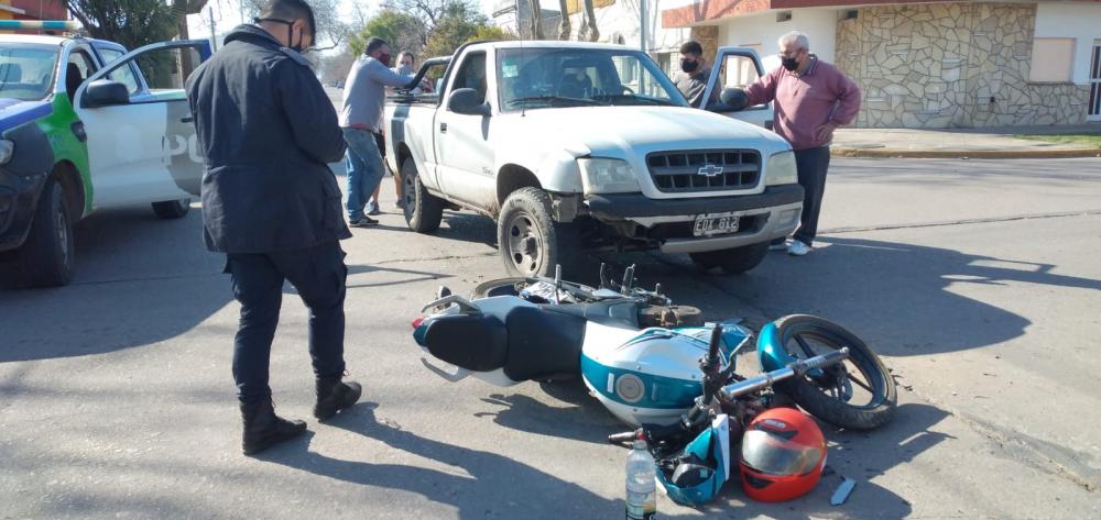 En una esquina con semáforo funcionando, chocaron moto y camioneta
