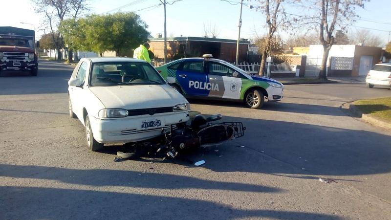 Moto y auto chocaron en el barrio 25 de Mayo