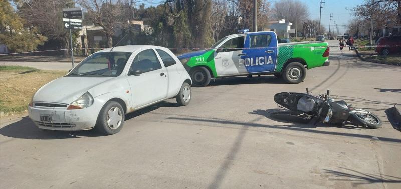 Otro accidente en la zona urbana: Chocaron moto y auto en barrio Fátima