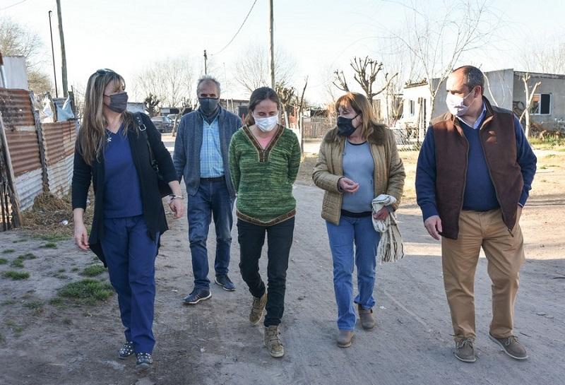 Referentes del Frente de Todos Bragado junto a vecinos del barrio Fátima.