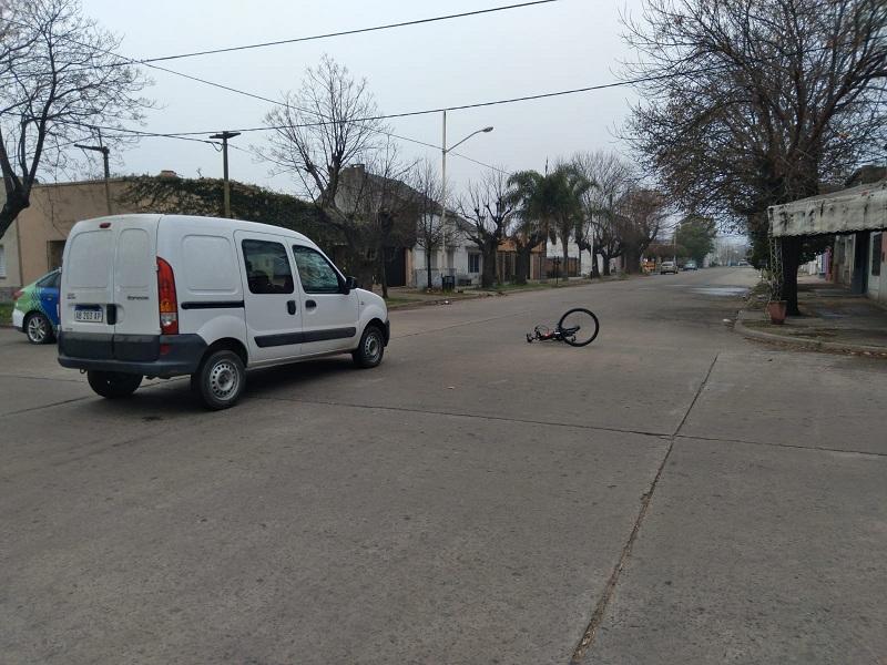 Utilitario impactó a ciclista en Escalada y El Pampero