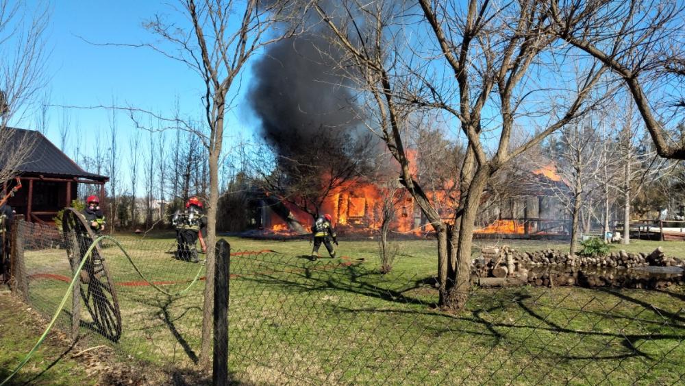 Incendio totalmente declarado en una casa quinta de barrio Las Violetas