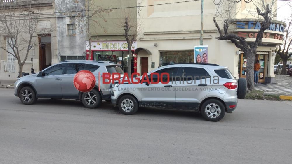 Chocaron dos camionetas en pleno centro de la ciudad