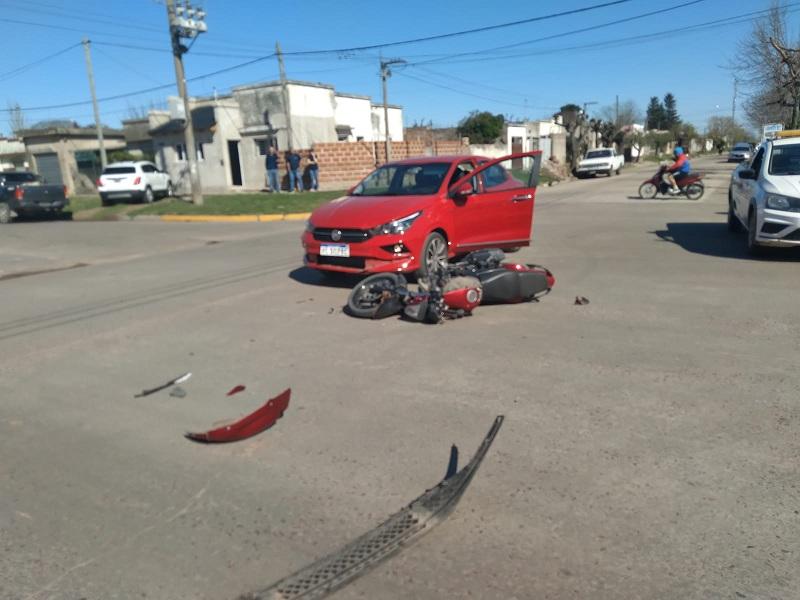 Violenta colisión entre moto y auto