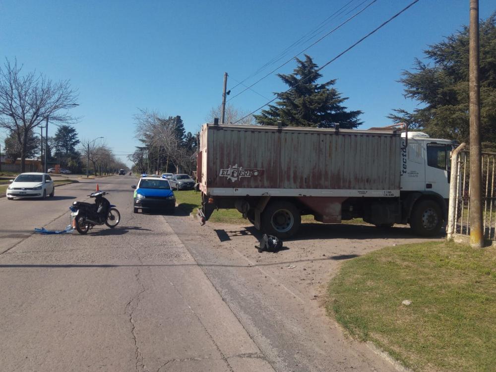 Motociclista chocó con un camión en acceso Elizondo