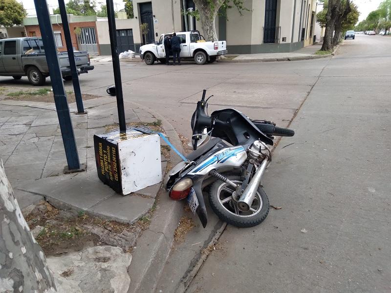 Auto chocó a una motodelivery