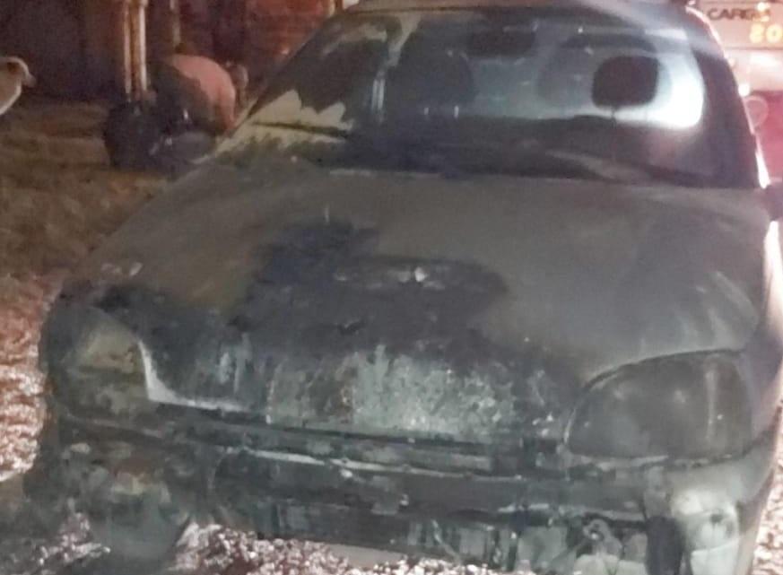 Por un problema mecánico se incendió un auto en barrio El Complejo