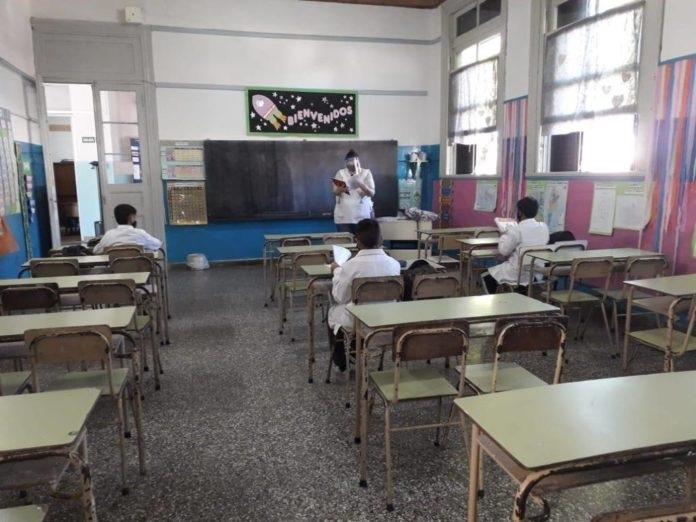 Escuelas bonaerenses: quiénes pasan de grado en diciembre y cómo se recuperan contenidos