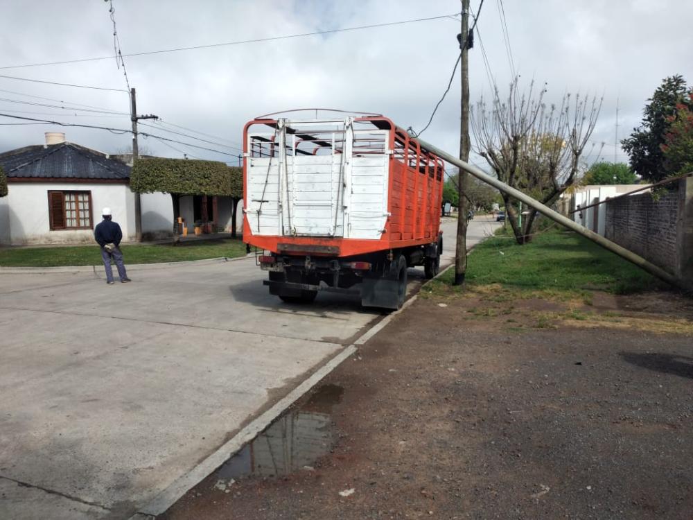 Un camión derribó un poste y dejó sin luz ni Internet a la zona de Pueblo Nuevo