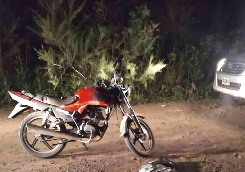Motociclista embistió a un hombre en el camino real  