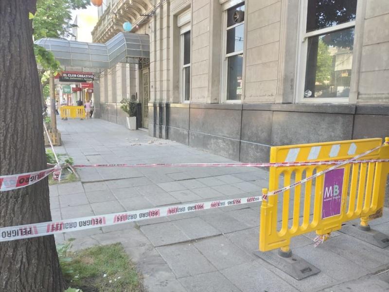 Se desprendió parte de la ornamentación del Club Español