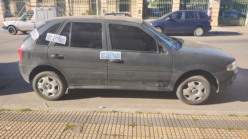 Rompió la vidriera de Sportivo, subió a un auto sin documentación y todo terminó en choque