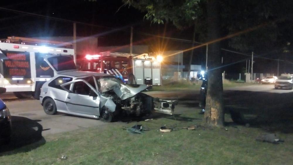 Automóvil se estrelló contra un árbol en acceso Elizondo 