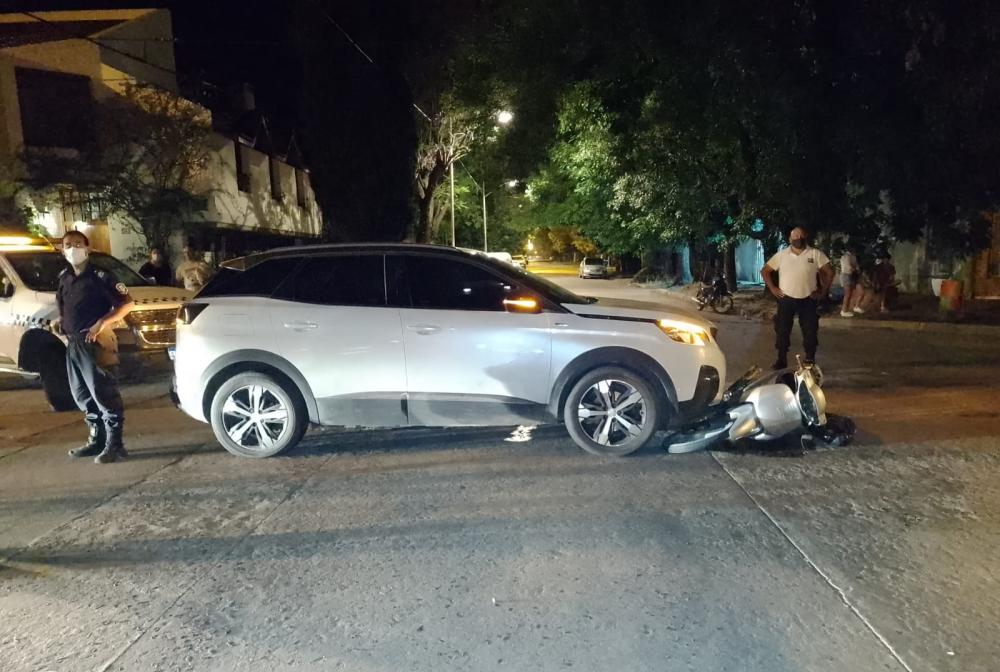 Una mujer con dos menores en moto colisionaron con una camioneta