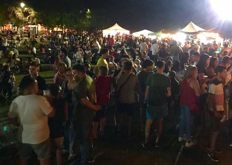 Una multitud disfruta del Patio Cervecero
