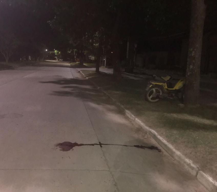 Un motociclista está grave tras caer y golpear en el pavimento 