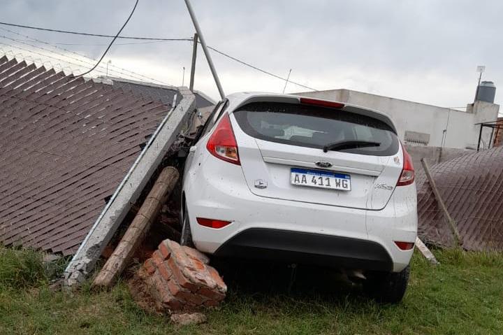 Un auto descontrolado impactó contra una vivienda
