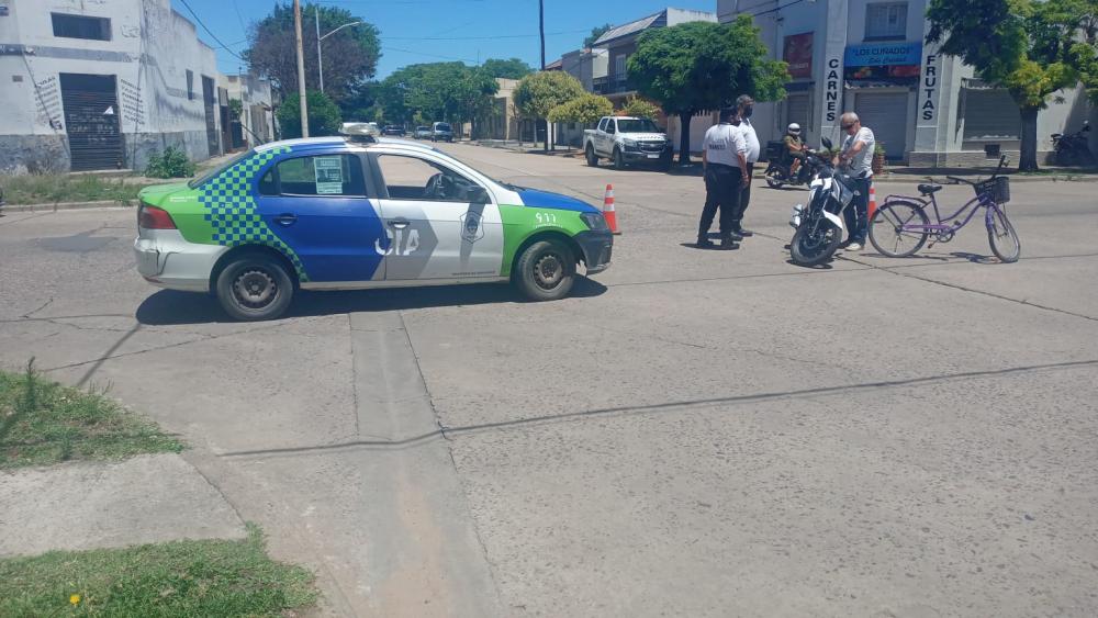 Moto atropelló a ciclista en San Martín y Barrera