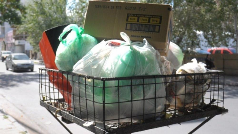 Por la ola de calor y personal aislado, reformulan la recolección de residuos en la ciudad