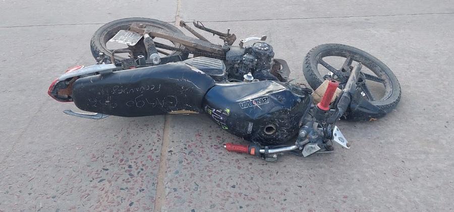 Chocaron un auto y una moto en Hermanos Islas y Rivadavia