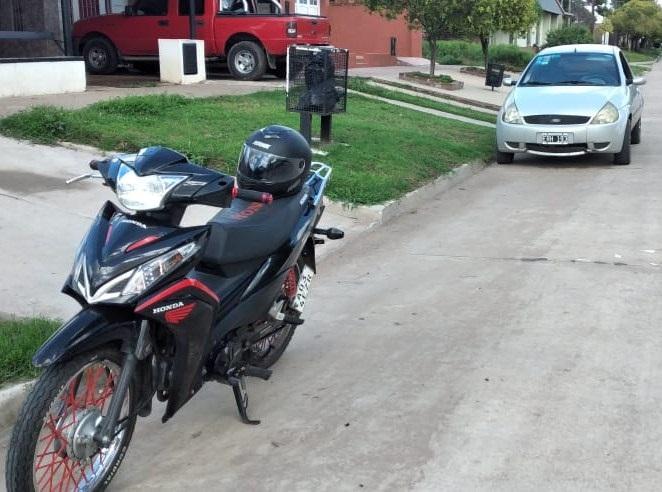 Abrió la puerta, venía una moto y todo terminó en caída