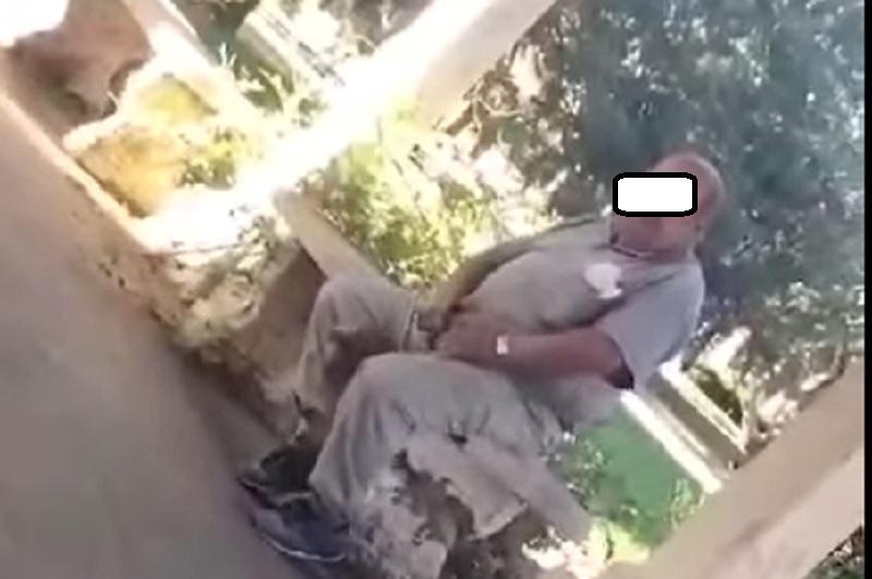 Escrachan a degenerado que se masturbaba en la plaza principal frente a menores