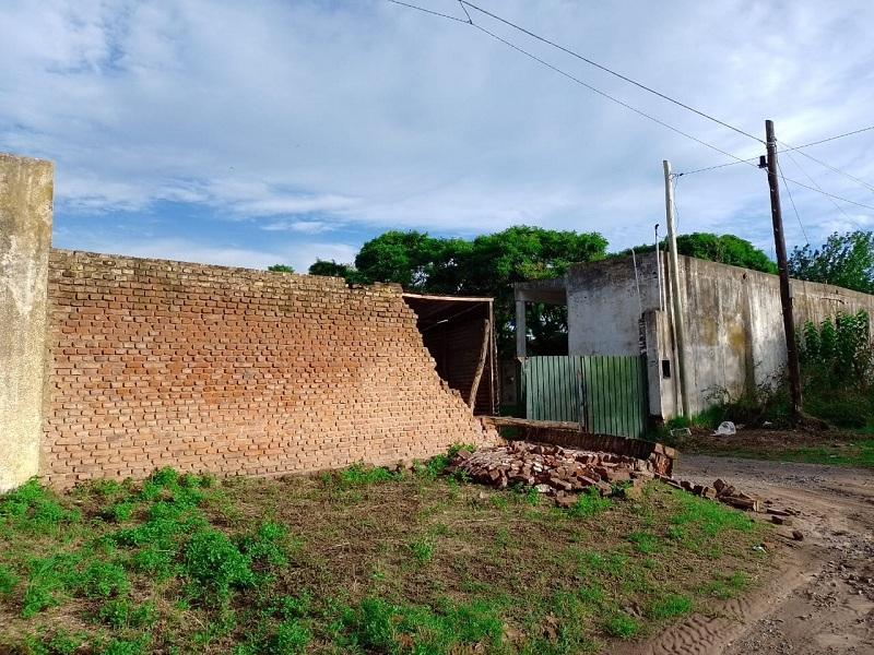 Camión impactó contra el tapial del cementerio