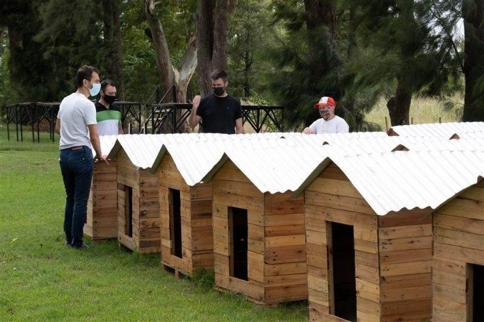 A puro corazón, intendente de la zona entregó cuchas a un refugio de animales
