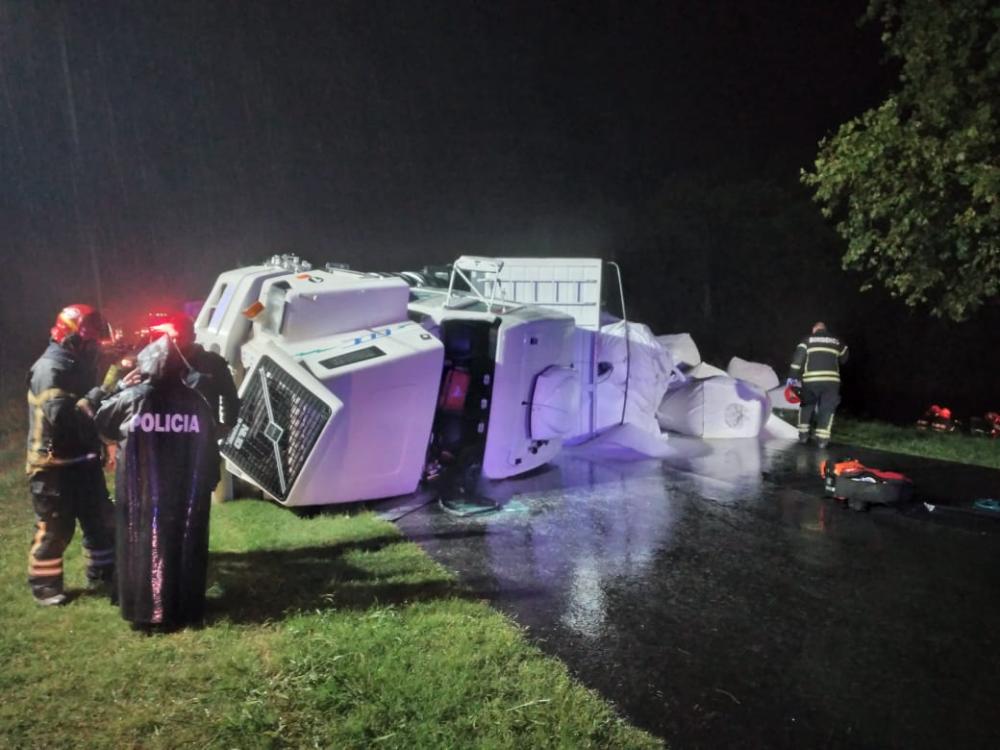 Tres vehículos involucrados en un accidente sobre Ruta 5: un camión volcó