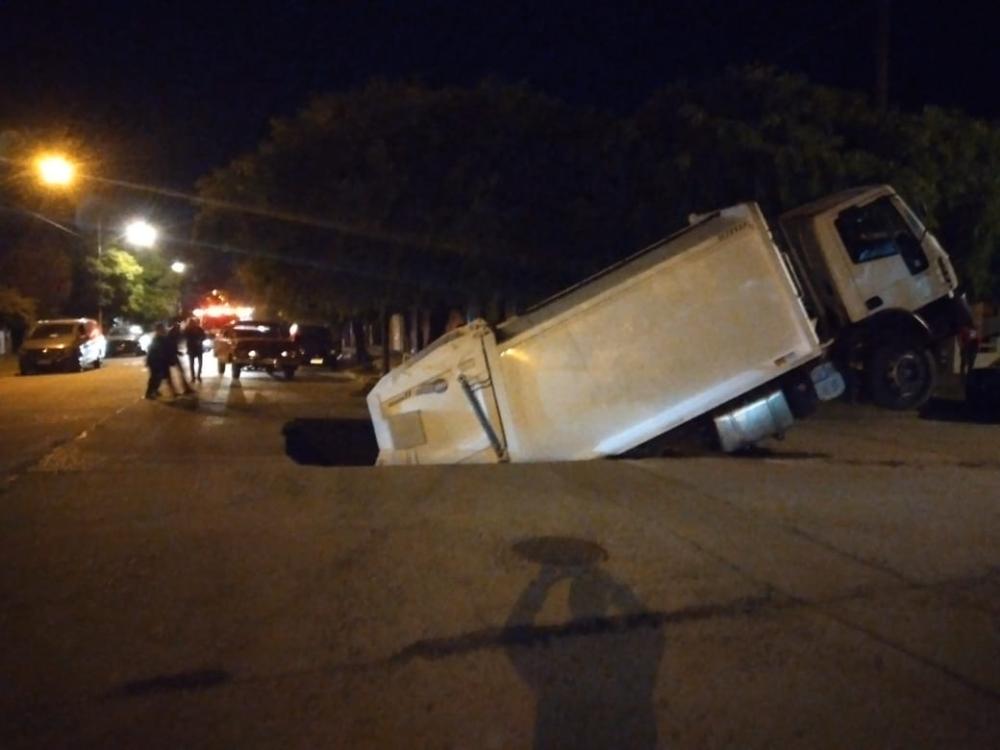 Impactante: camión municipal incrustado en un pozo que se abrió inesperadamente en plena calle