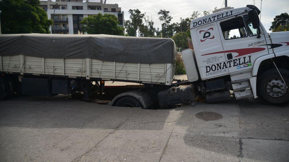 Dos días después que en Bragado, el asfalto se "tragó" otro camión en Córdoba
