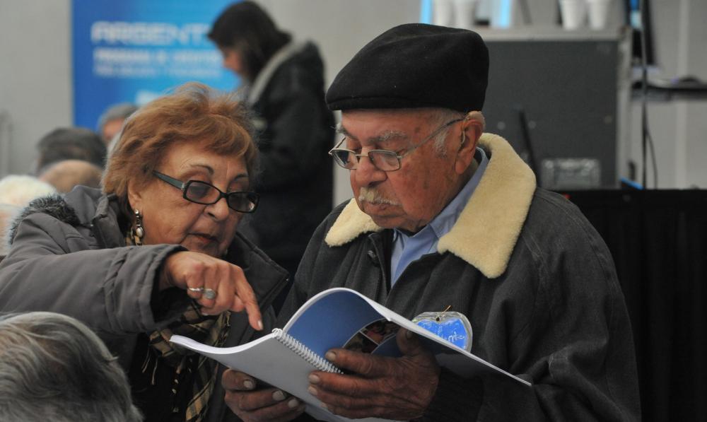 Kicillof anunció un bono y aumentos en jubilaciones y pensiones mínimas de la Provincia