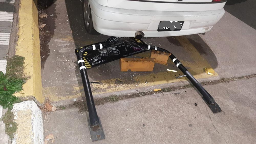 Un automovilista alcoholizado embistió una barra de señalización frente a la Municipalidad