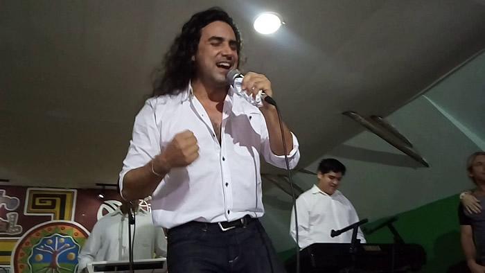 El cantante tropical Javier Aníbal fue agredido en pleno show en Chacabuco