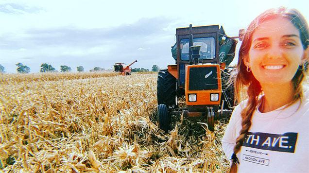 Eliana, la joven tractorista rural que es viral en las redes: "llegaba del boliche y me cambiaba para ir al campo"