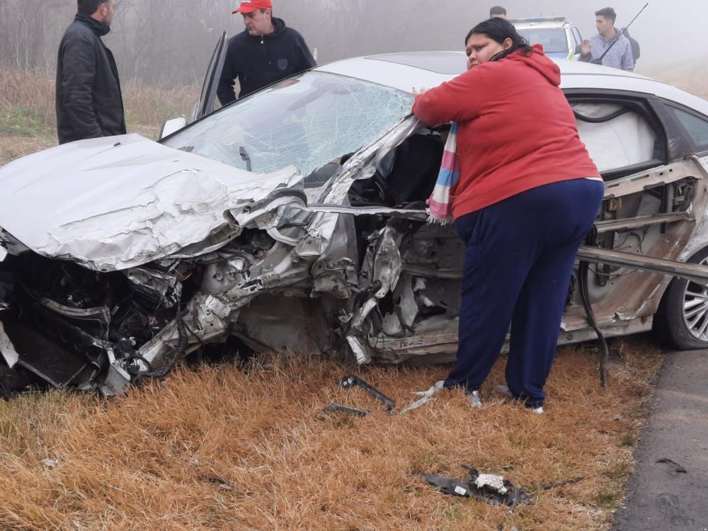 Accidente múltiple con varios vehículos involucrados y una persona atrapada