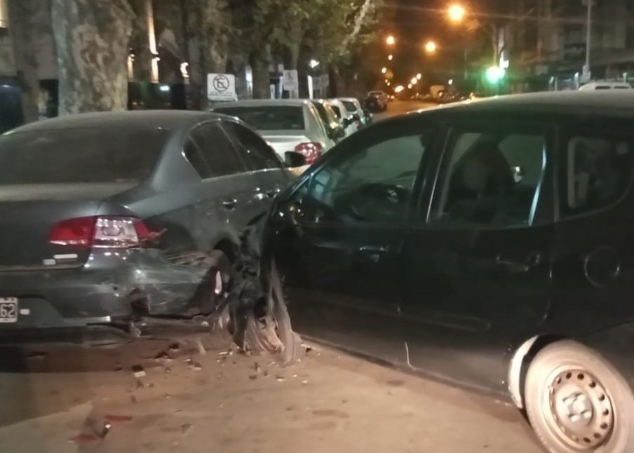 Noches descontroladas: varios autos que estaban estacionados fueron embestidos